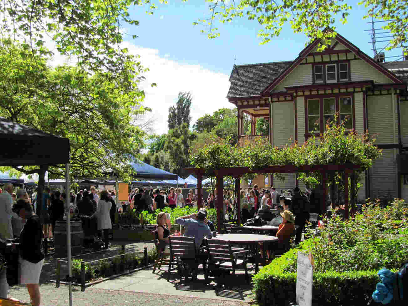 outdoor-greenery-cafe-area